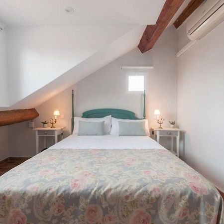 Cozy One-Bedroom Penthhouse La Latina Мадрид Екстериор снимка